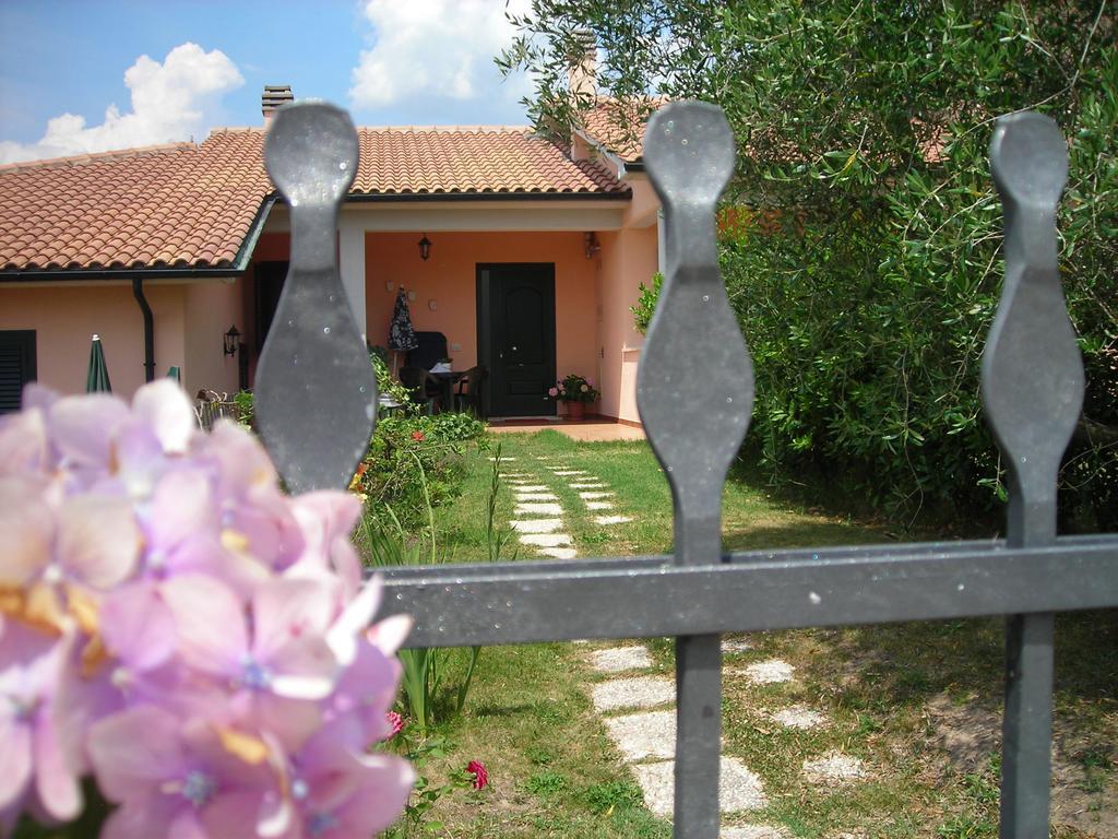 Residence Ai Campi Da Golf Saturnia Exterior photo